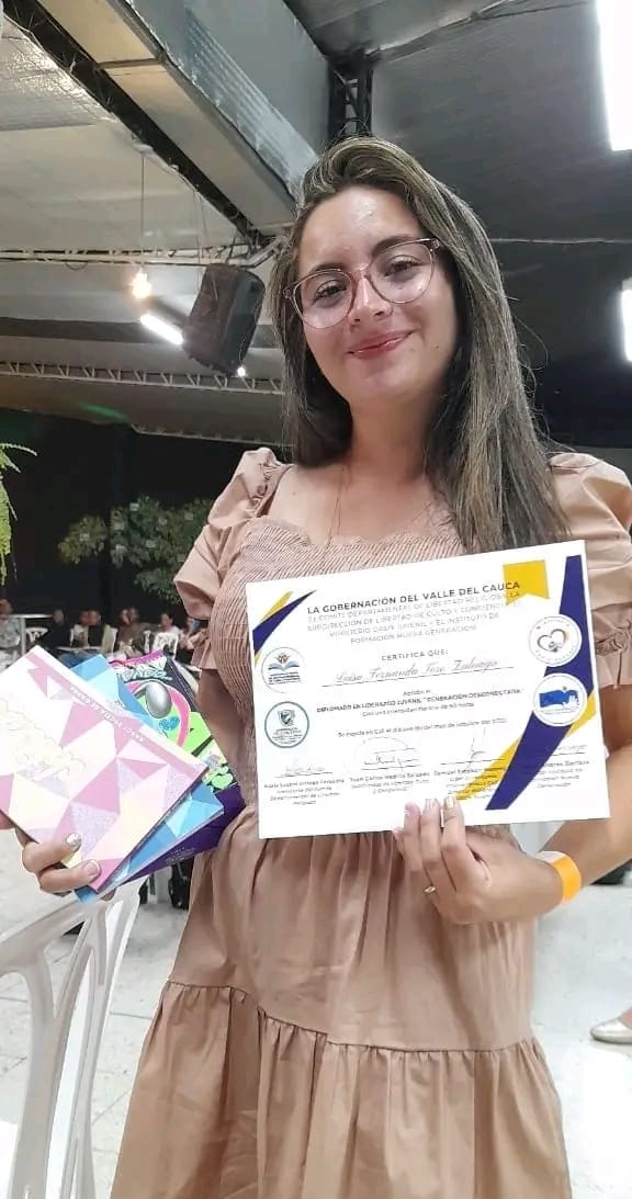 Luisa toro con diploma